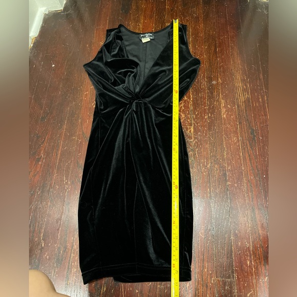 Black velour deep v cocktail dress - Picture 3 of 6